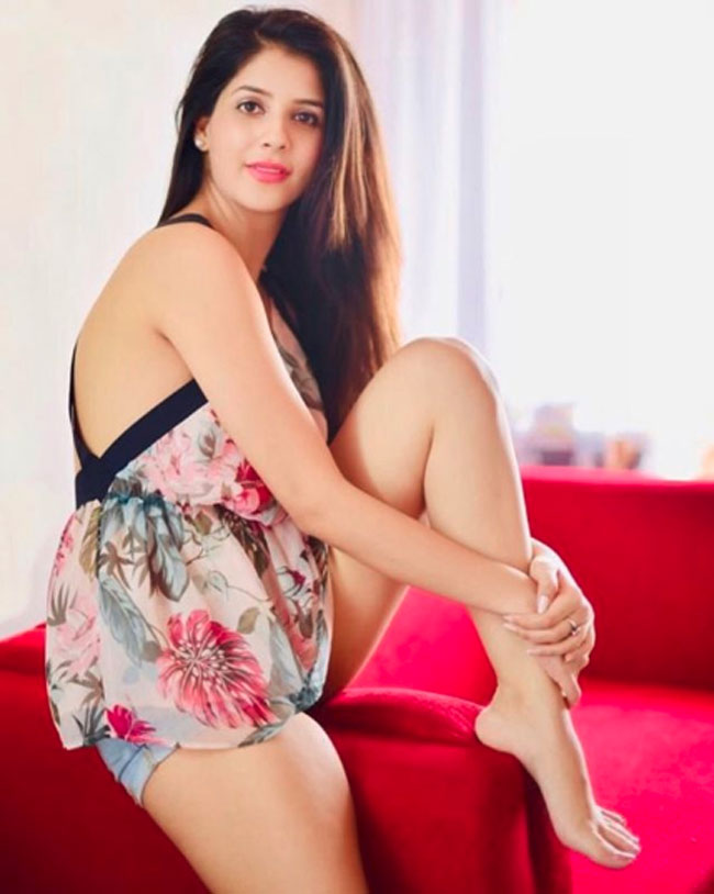 Kaashish Vohra Instagram Photos